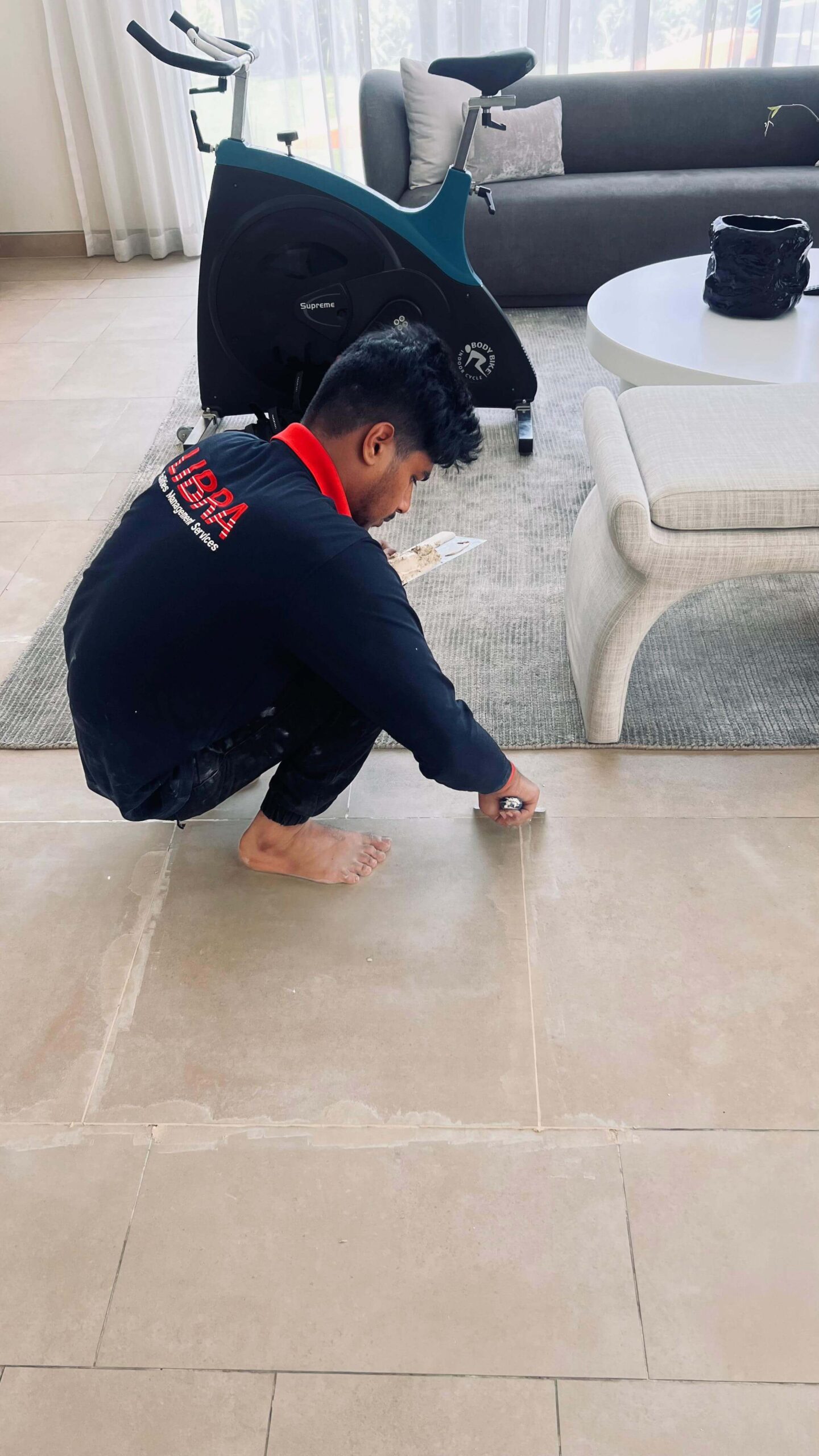 Professional carpet cleaning in Dubai – a cleaner deep cleaning a carpet using advanced equipment.